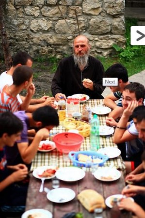 Părintele Maxim cu tineri constructori voluntari